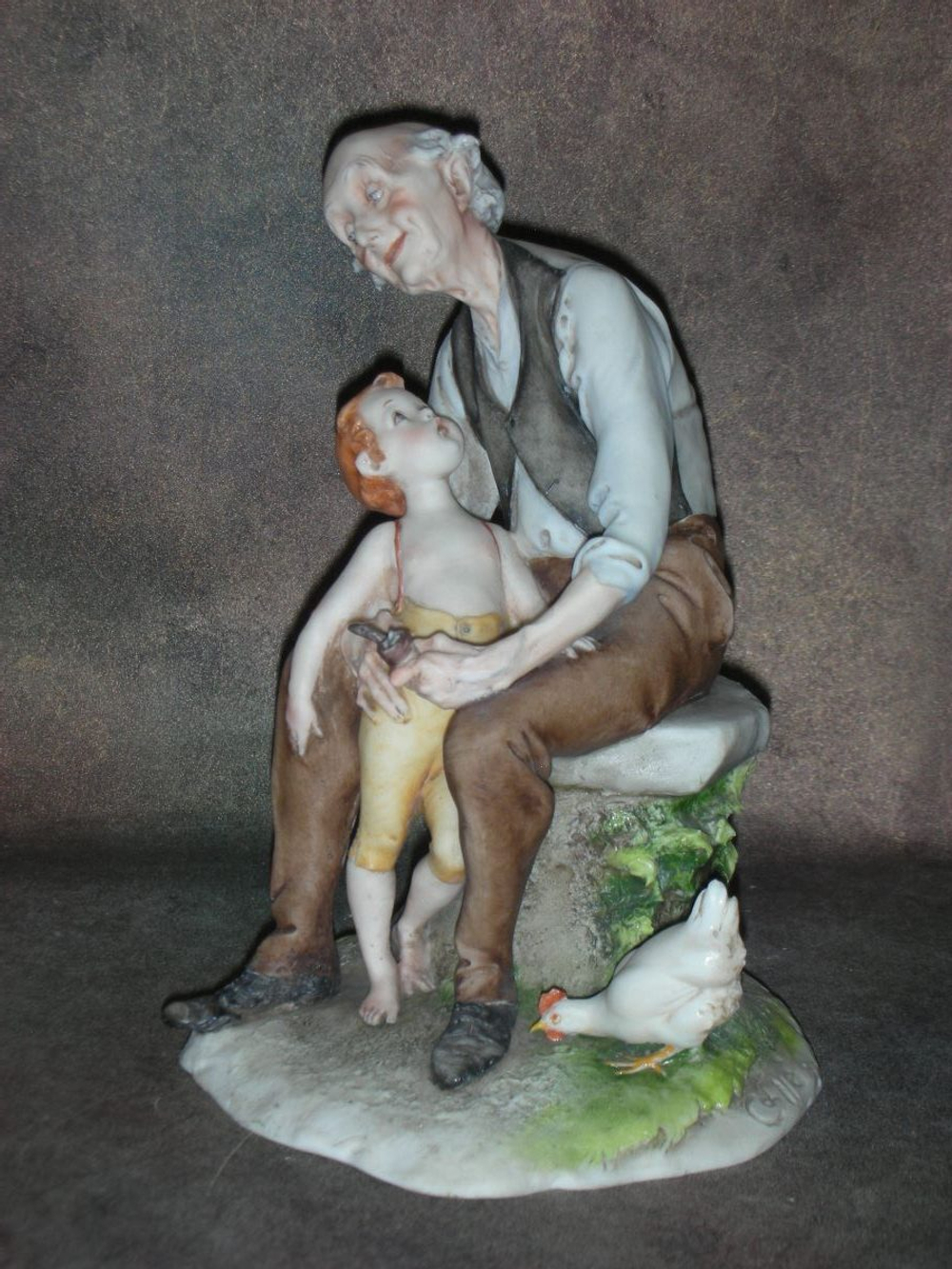 Статуэтка. Фарфор. Дедушка и малыш. Capodimonte. Италия