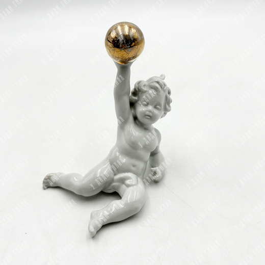 Скульптура Путти с золотым мячом.  Фарфор, золочение. Германия. 1910-1920-е гг.Размер 11 см.