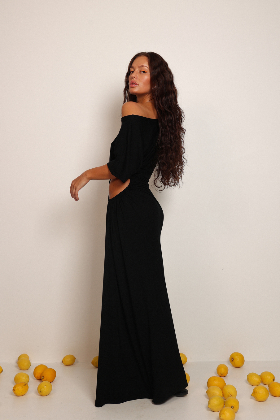 Платье футболка с вырезом