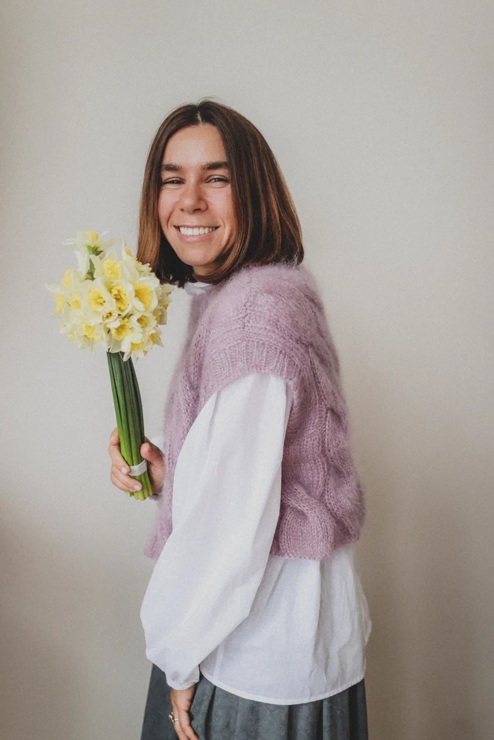 Жилет с косами из кидмохера на шелке сиреневого цвета