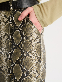 Брюки широкие в змеиновом принте из экокожи