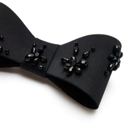Бант-бабочка с декором из черных цветов