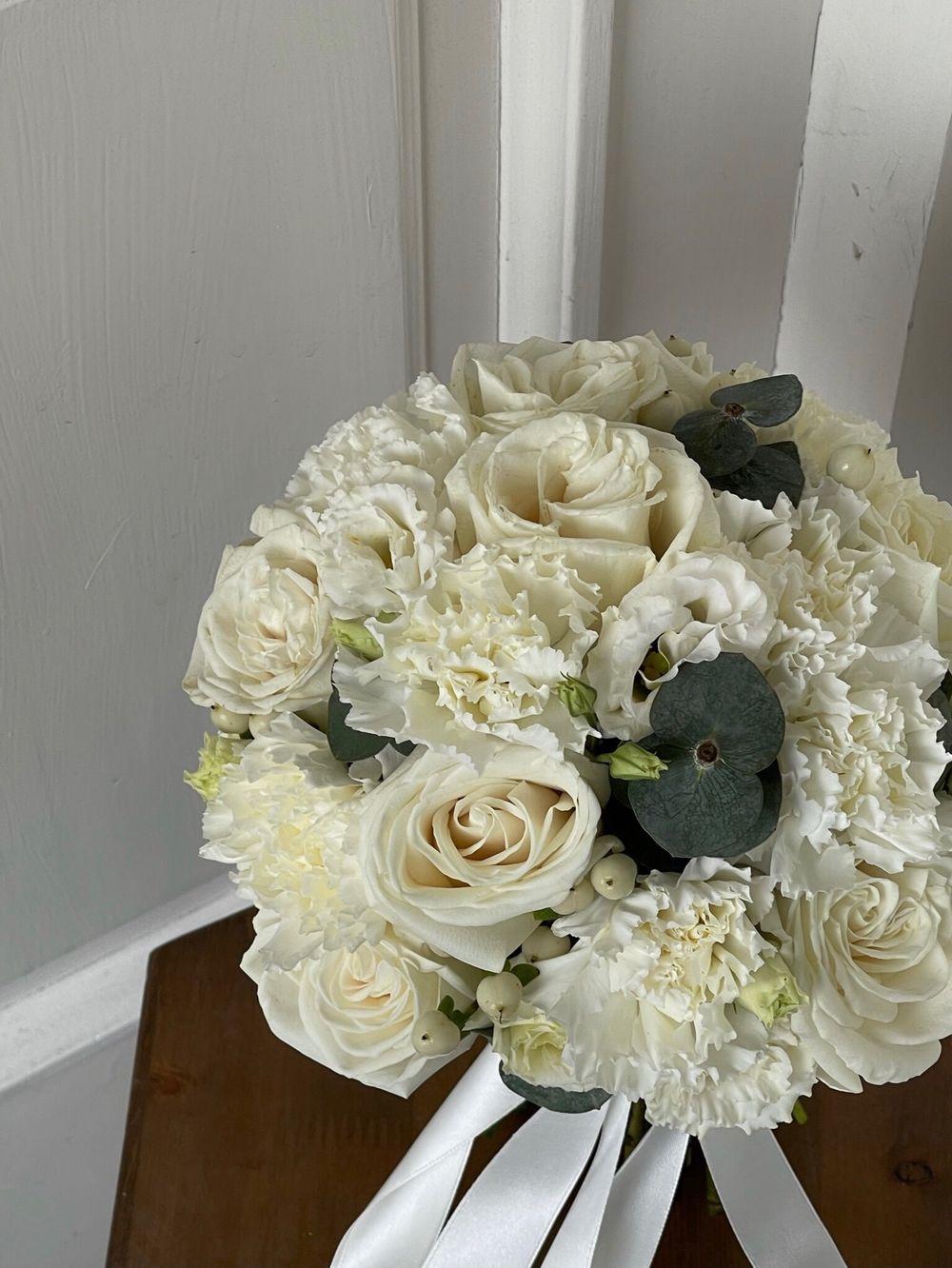 Свадебный букет из одноголовых роз, диантусов, лизиантуса и эвкалипта