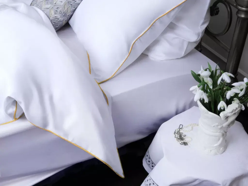 Постельное белье семейное Mollen белое с солнечно-желтым кантом