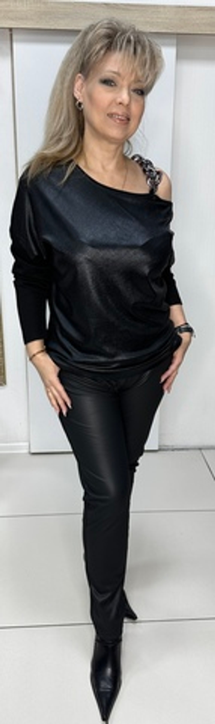 Комбинированный черный блузон с пикантным вырезом и цепочкой.