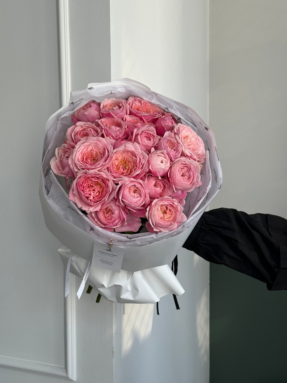 Букет из розовых, кустовых пионовидных роз