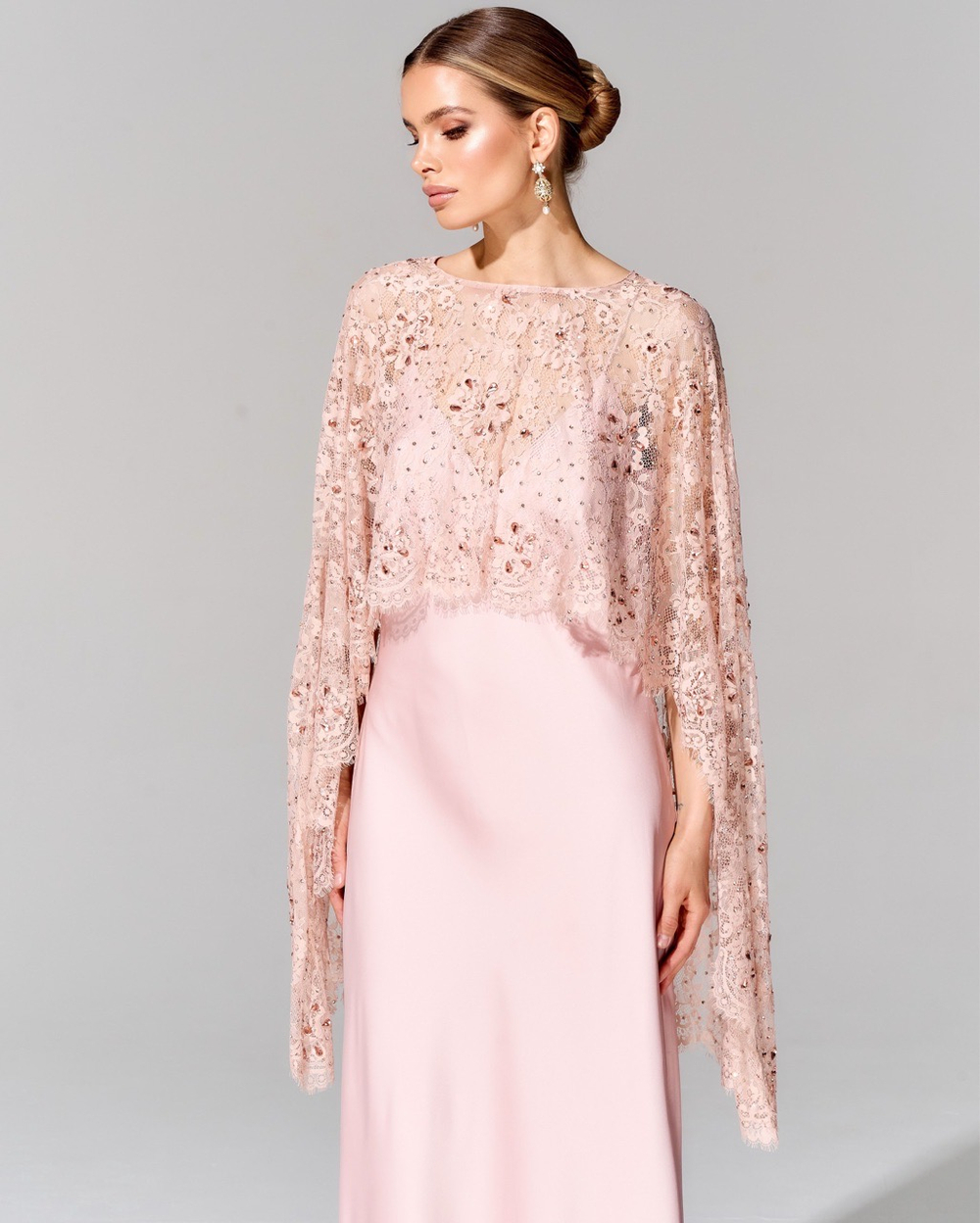 Укороченный кейп с вышивкой ручной работы