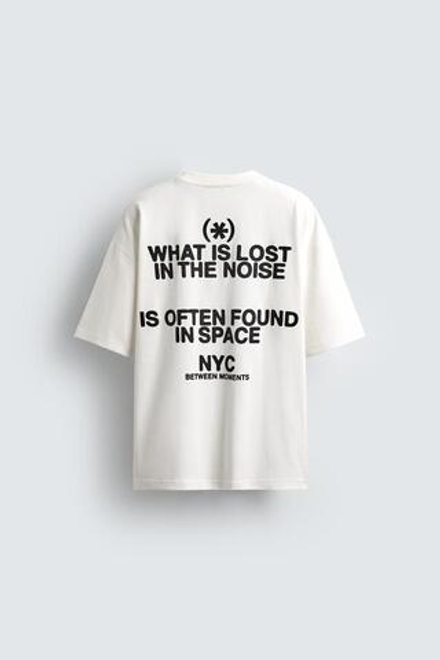 ZARA ФУТБОЛКА С ПРОРЕЗИНЕННЫМИ ПРИНТАМИ, ЖЕЛТОВАТО-БЕЛЫЙ