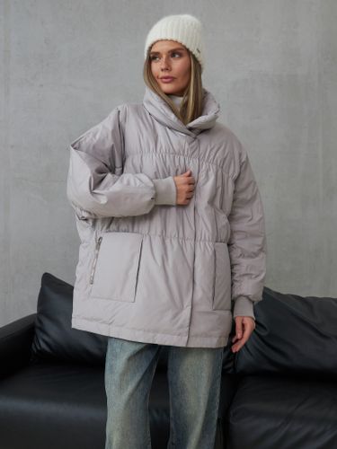 Серый пуховик с воротом-стойкой и скрытым капюшоном