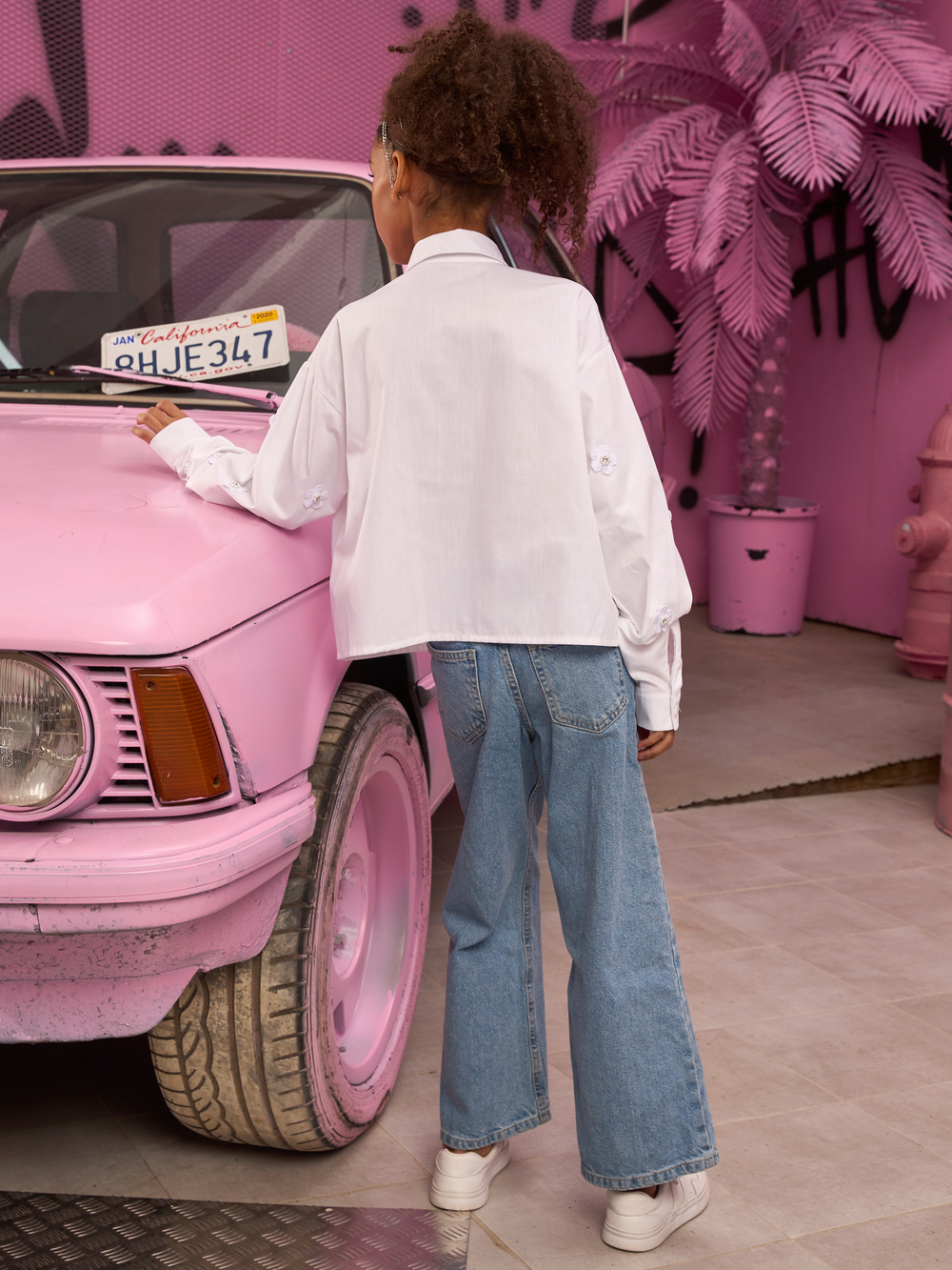 Рубашка для девочки белая с цветочками укороченная