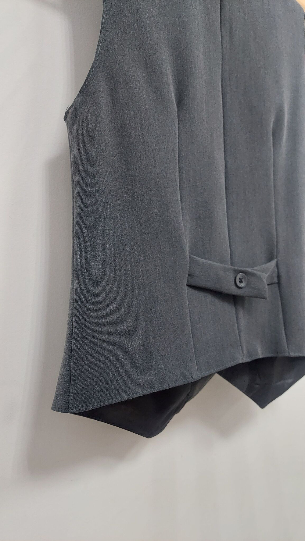 Жилет для мальчика серый класический 122