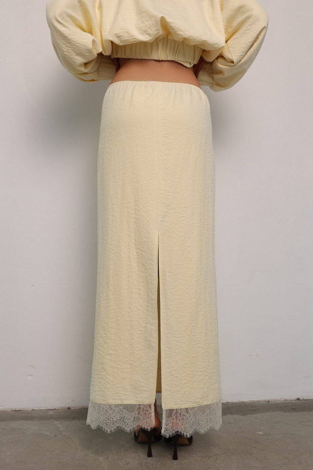 Юбка - макси с кружевом лимонная