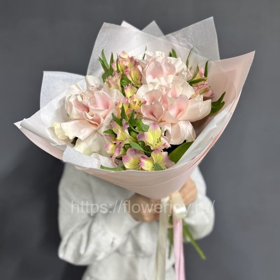 Букет с альстромерией