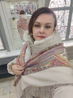 Платок из уплотненной шерстяной ткани с шелковой бахромой