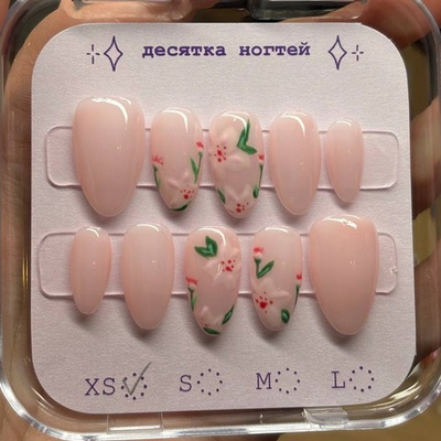 Нежные цветы на нюде