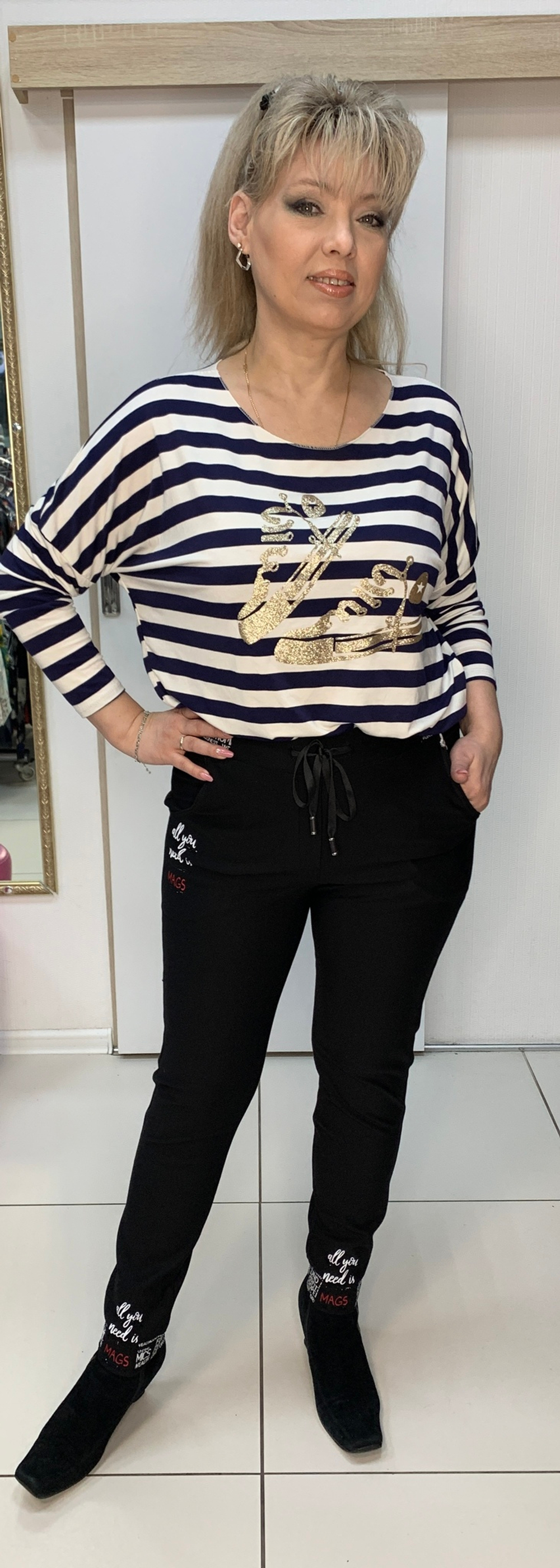 Черные брюки на резинке с бело-красным принтом