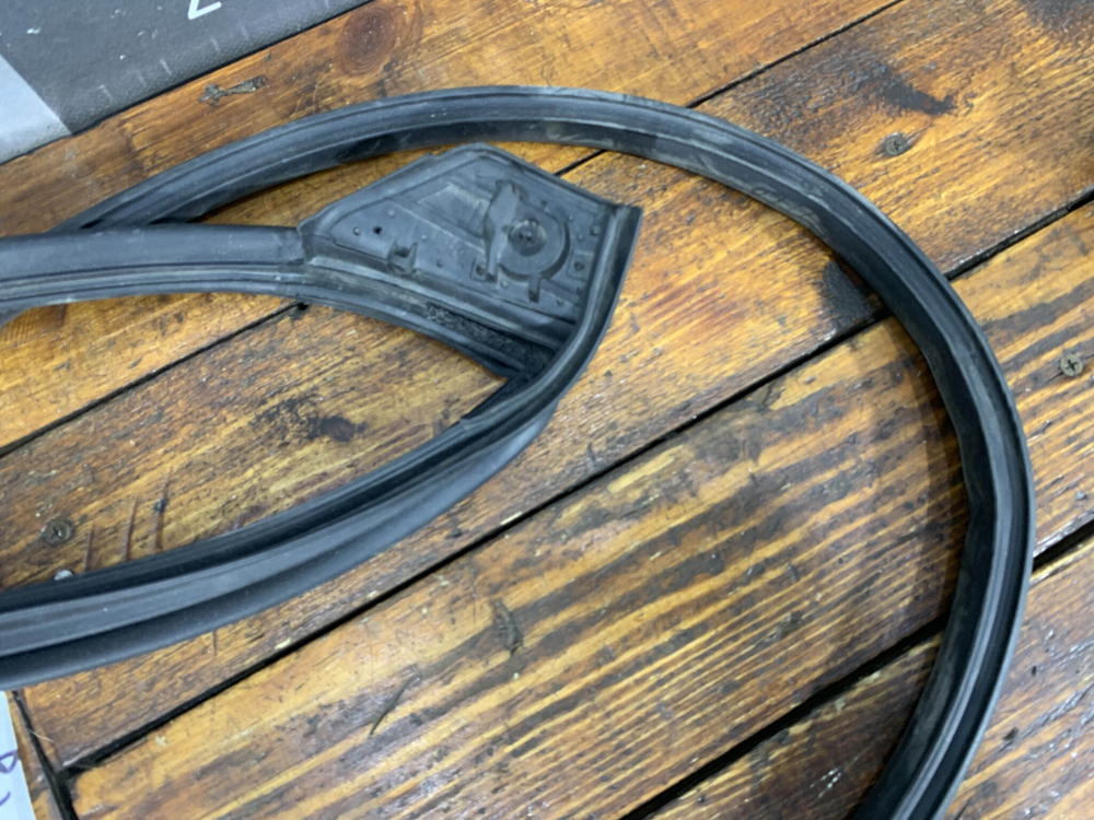 Уплотнитель двери задний левый Camry (XV70) 17-нв Б/У Оригинал 6787233120