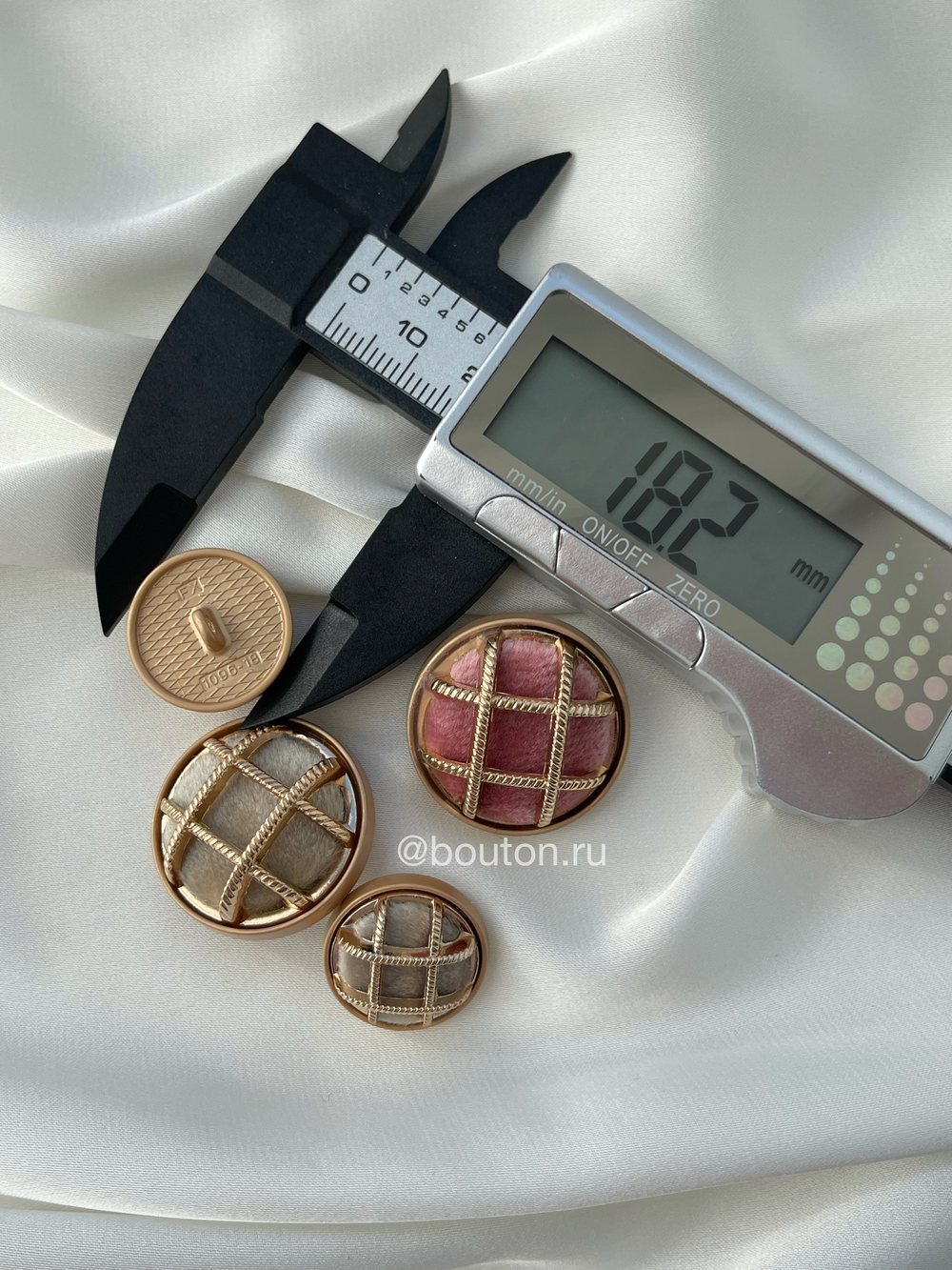 Пуговицы серо-бежевые бархатные