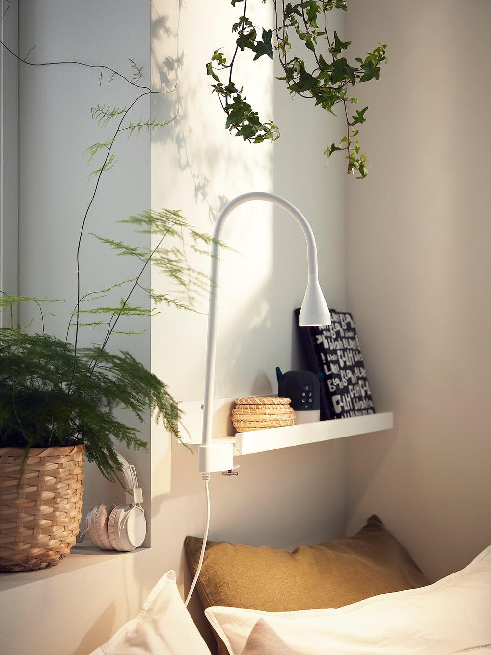IKEA NÄVLINGE  (ИКЕА НÄВЛИНГЕ)  -  Светодиодный прожектор с кронштейном, настенный, белый
