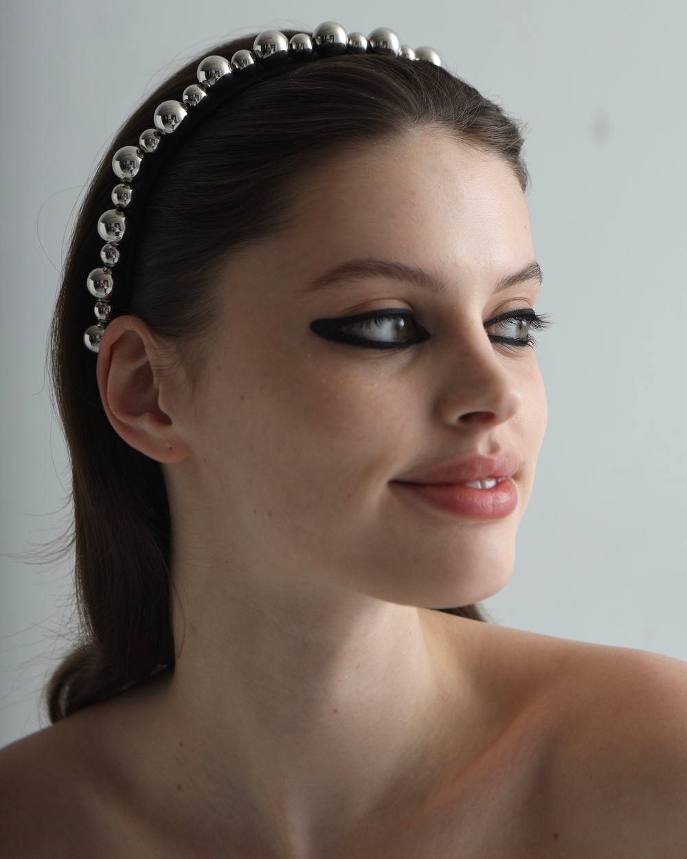 Тонкий ободок из шелка с серебристыми бусинами