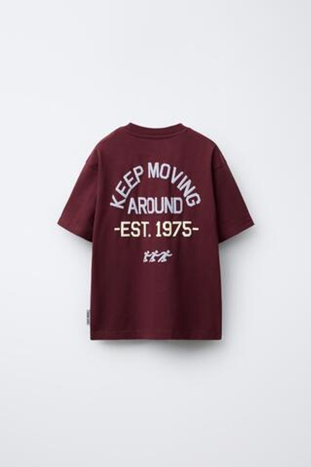 ZARA ФУТБОЛКА В СТИЛЕ ПРЕППИ С РЕЛЬЕФНОЙ НАДПИСЬЮ, ГРАНАТОВЫЙ