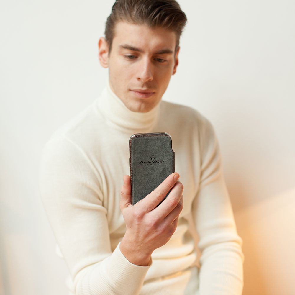 Чехол Benoit для iPhone 13 Pro из кожи питона, темно-коричневого цвета