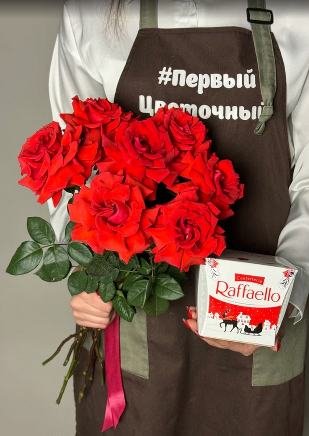 Букет из 7 французских роз с рафаелло