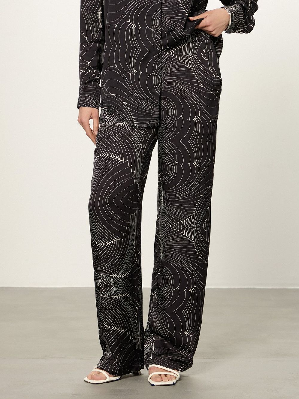 Брюки Палаццо на резинке черно-белый принт вискоза