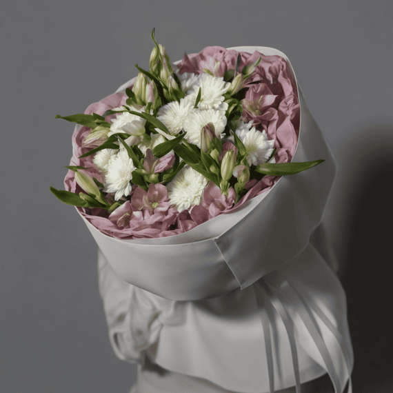 Букет из кустовых хризантем и альстромерий