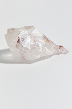 Горный хрусталь с гематитовым фантомом