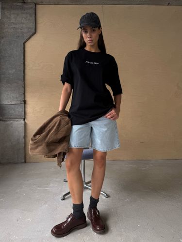 Черная футболка с принтом