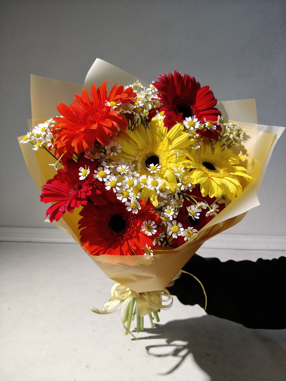 Летний солнечный букет с танацетумом и ароматными пионами Сара Бернард (С0034)