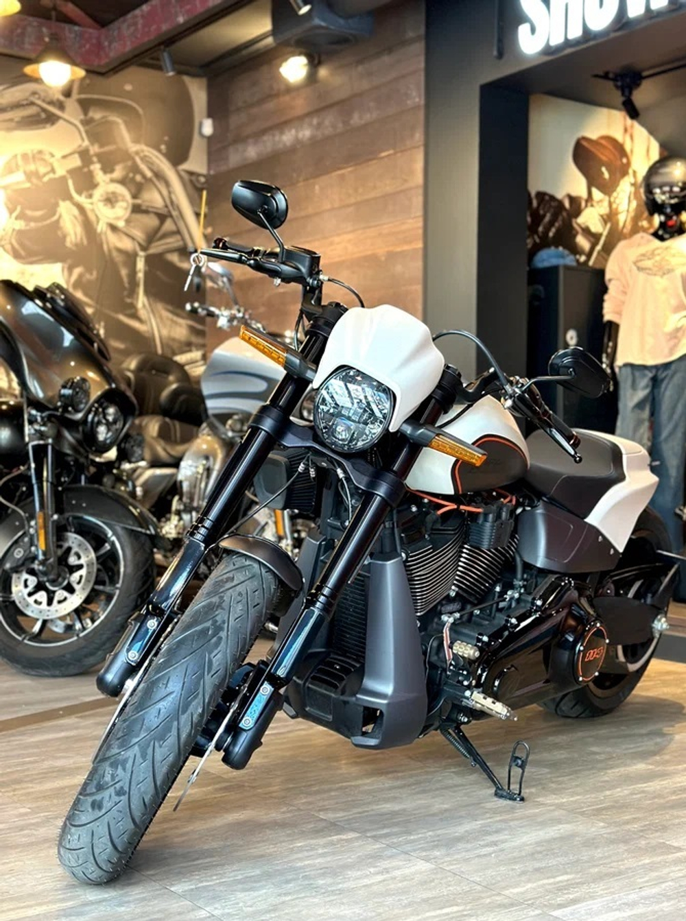 Harley-Davidson FXDR 114 (Белый)