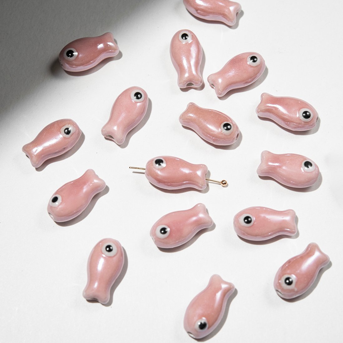 Бусина в форме рыбки, 18,5*10мм, розовая, глазурированный фарфор