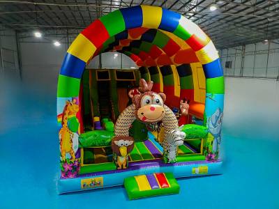 Надувной батут «Зверята с крышей» с горкой и скалодромом, 10х6х6 м