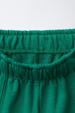 ZARA КОМПЛЕКТ ИЗ ФУТБОЛКИ И ШОРТ, ЗЕЛЕНЫЙ