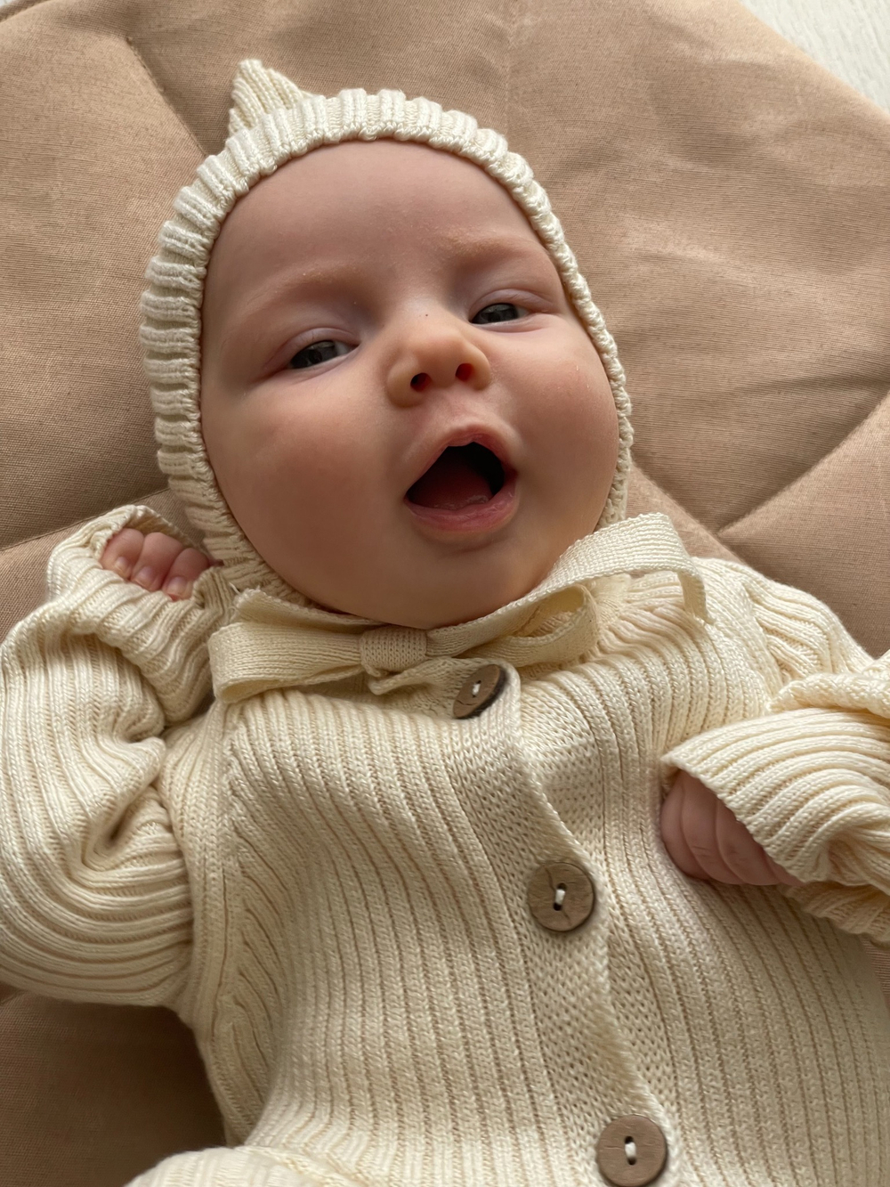 Вязаный комплект Комбинезон и чепчик, Молочный