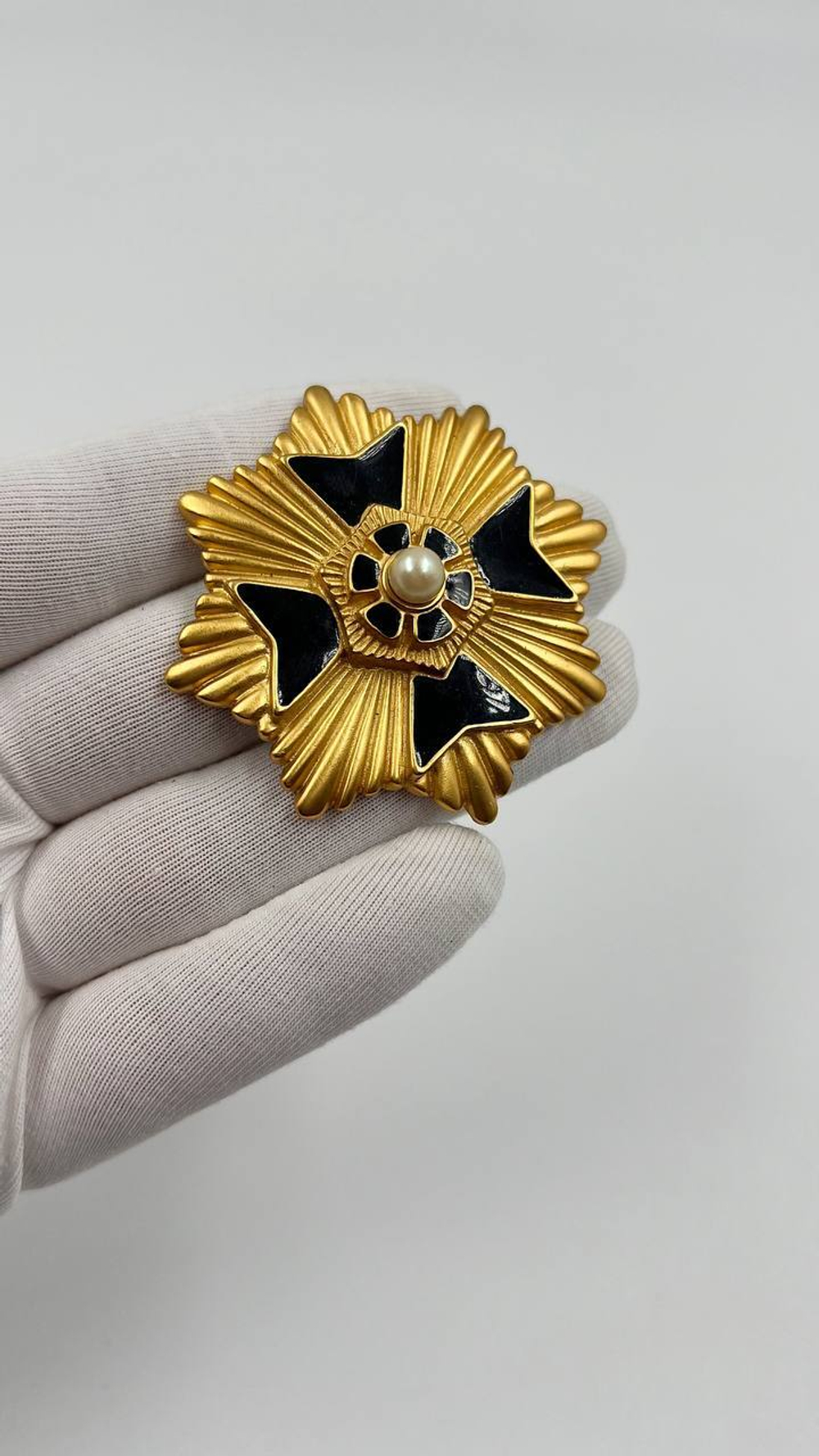 Брошь Орден с чёрной эмалью Anne Klein