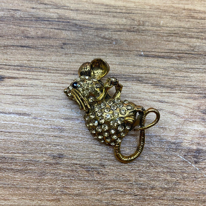 Брошь Крысенок хвост бесконечность стразы золотистые металл золотистый черненый
