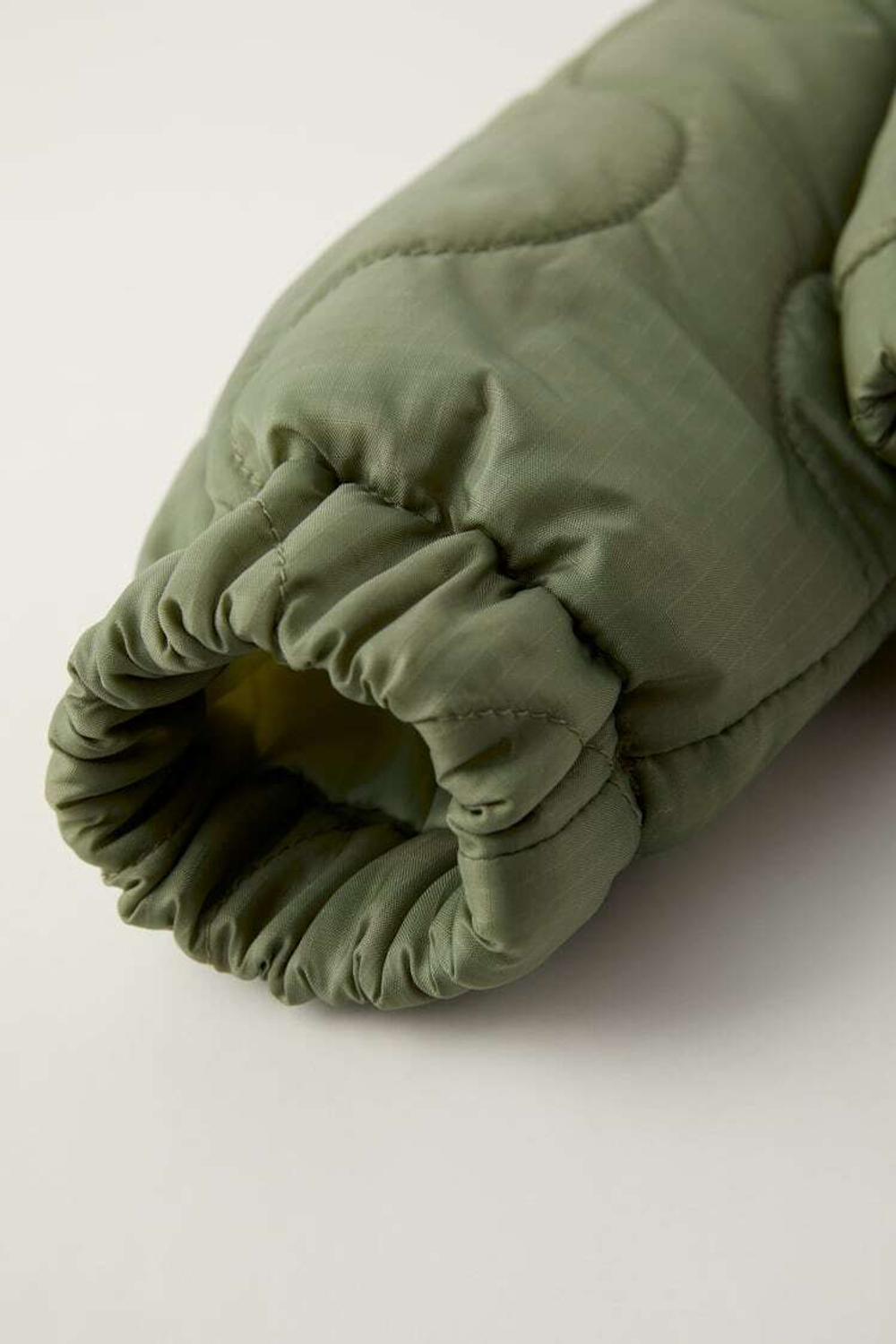 ZARA УКОРОЧЕННАЯ СТЕГАНАЯ КУРТКА, ХАКИ