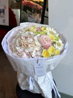 Букет из гортензии, кустовых роз, минигерберы и лизиантуса