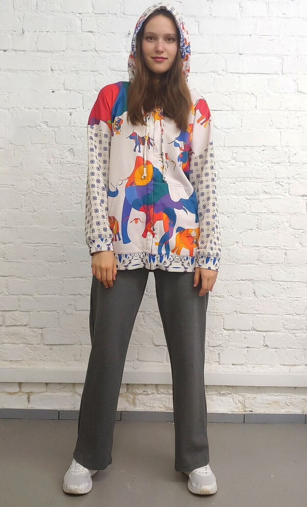 Худи "Слоны и жирафы", творчество нейросети по запросу: слоны и жирафы Сальвадора Дали в технике Василия Кандинского