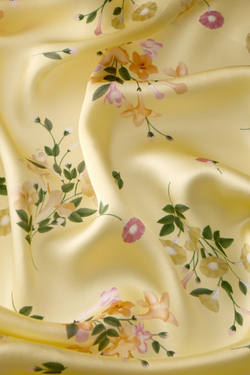 ПЛАТОК ИЗ ЖЕЛТОГО ШЕЛКА С АВТОРСКИМ ПРИНТОМ 90*90