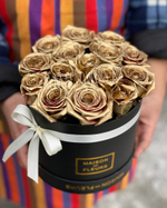 Золотые розы в черной подарочной коробке "Maison des fleurs"
