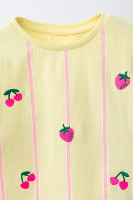 ZARA КОМПЛЕКТ ИЗ ФУТБОЛКИ И ШОРТОВ В ПОЛОСКУ С ВЫШИВКОЙ ФРУКТОВ, СВЕТЛО-ЖЕЛТЫЙ