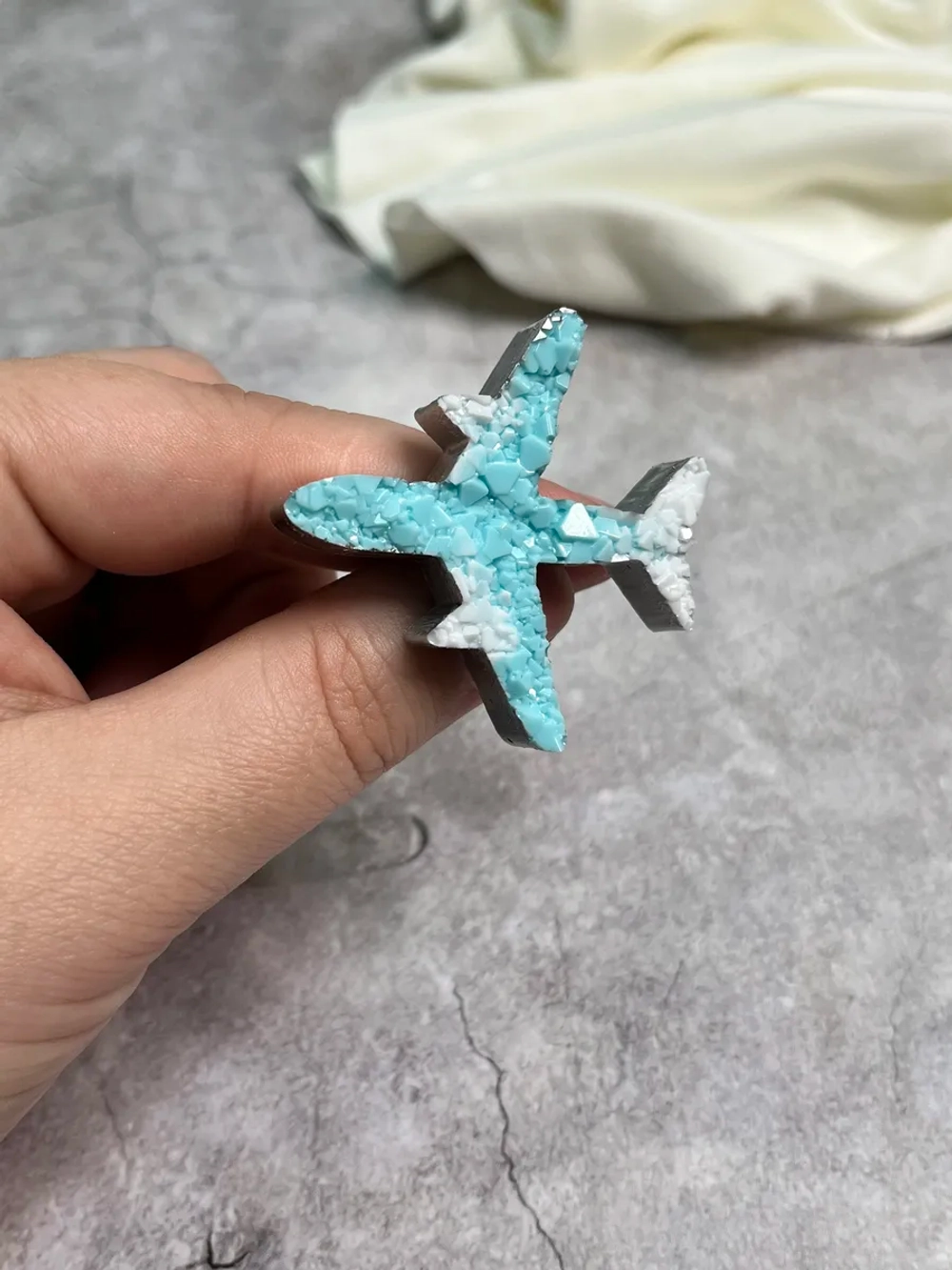 Брошь самолетик из эпоксидной смолы