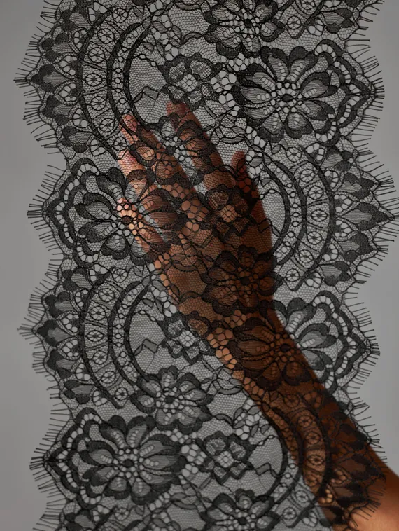 01-39 Кружево шантильи 19-22 см, черный