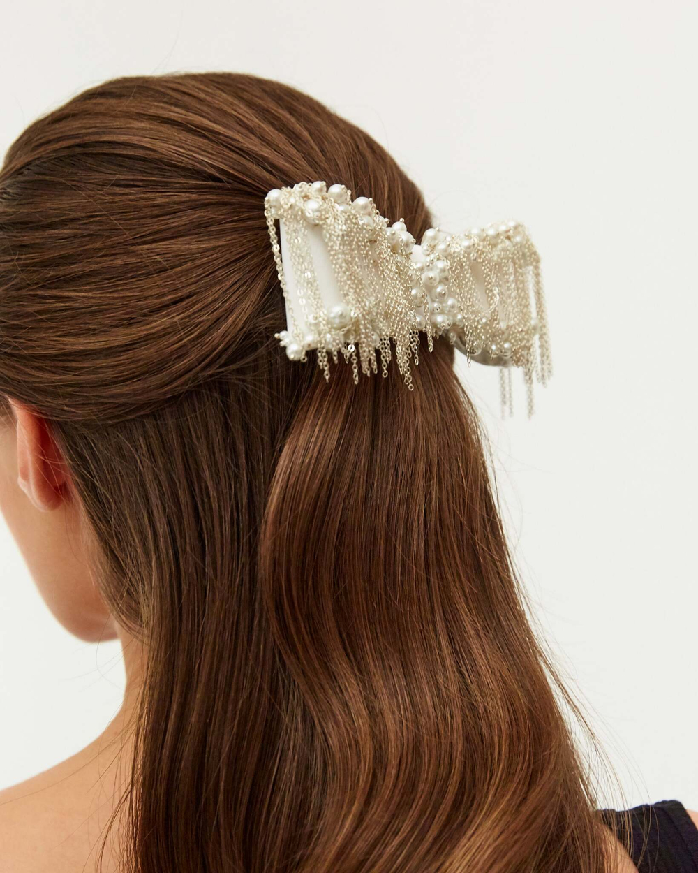 Бант-бабочка из белого шелка с жемчугом и серебристыми цепочками