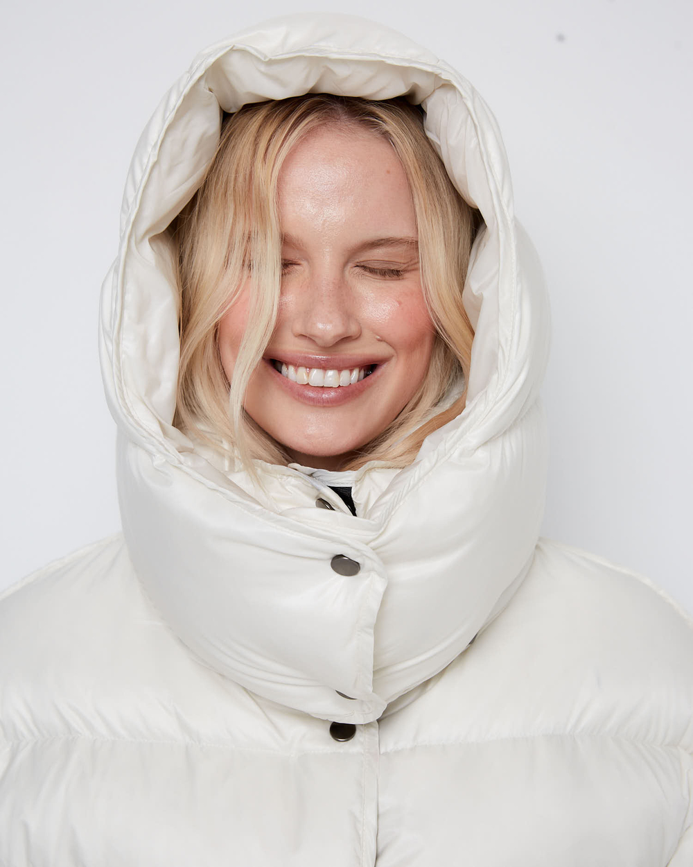 Пуховик со съемным капюшоном из нейлона Монклер молочный