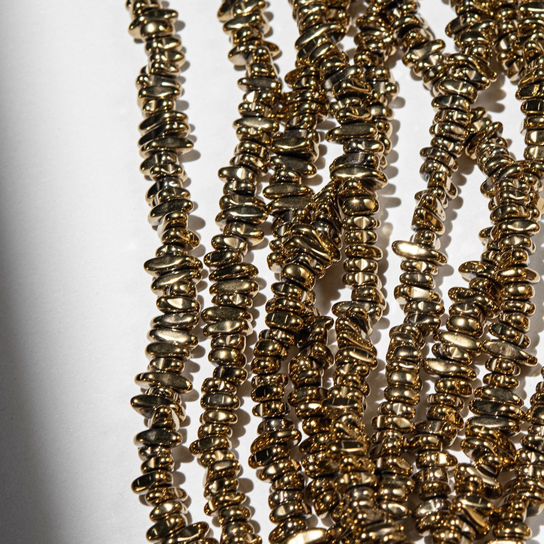 Гематин (гематит), оттенок "Золото", тонкий фриформ 6-8*2,5мм